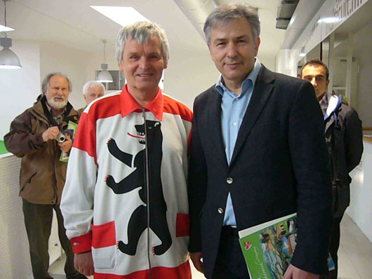 Mauerwegstafette Flaggenjacke und Wowereit